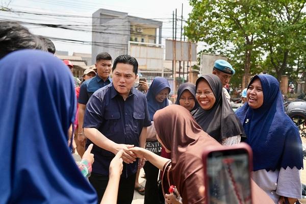 Menpora Erick Bagikan Sembako dan Alat Olahraga Untuk Warga Cakung Jakarta Timur