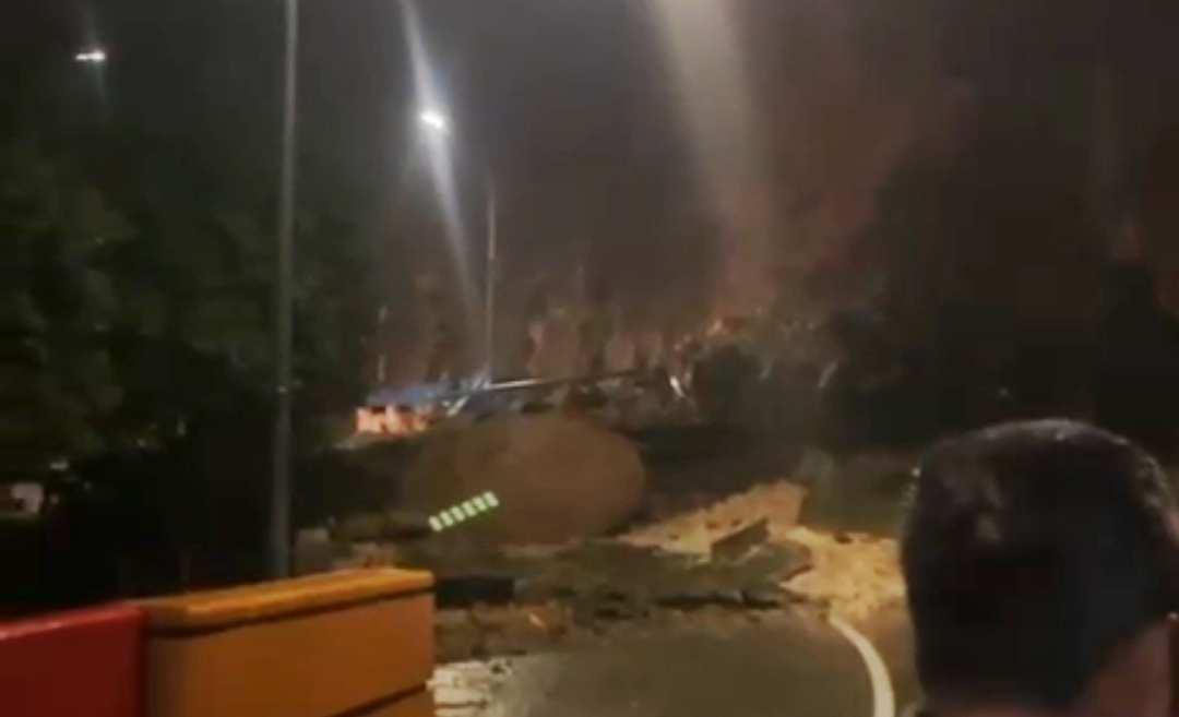 Akses Sumbar – Riau di Kelok 9 Tertutup Longsor, Pengendara Diminta Putar Balik