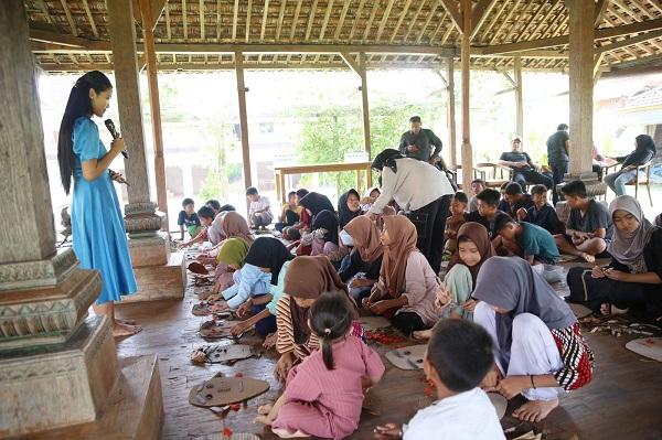 Migi Rihasalay dan Andrew James Ajak Anak-anak Berkreasi dengan Limbah Alam