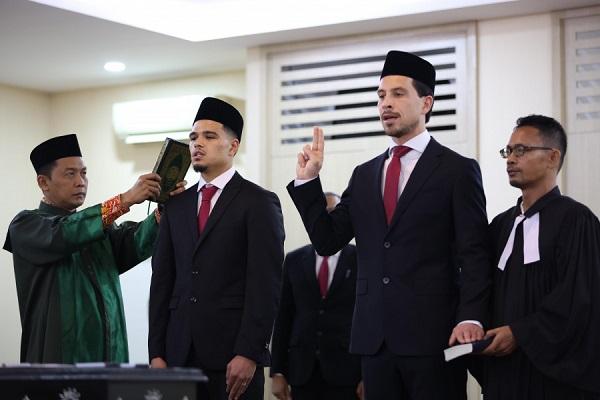 Thom Haye dan Ragnar Oratmangoen Resmi Jadi WNI