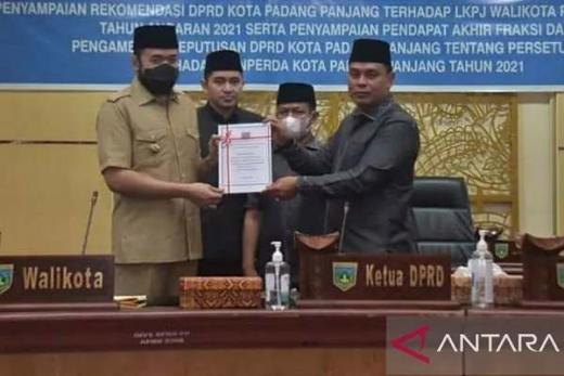 DPRD Padang Panjang Sampaikan Rekomendasi LKPj Tahun Anggaran 2021