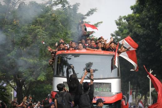 Menpora Dito Satu Bus Bareng Erick Thohir dan Pemain Timnas U-22 Indonesia di Acara Kirab Juara SEA Games 2023 Kamboja