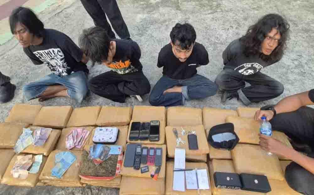 100 Paket Ganja Kering di Dua Mobil, Jaringan Narkoba Lintas Provinsi Dibekuk di Bukittinggi