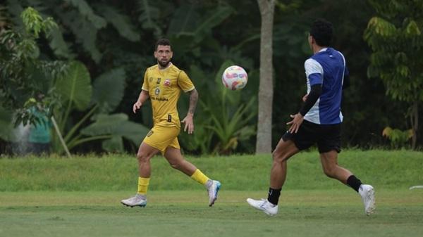 Alfredo Vera Fokus Siapkan Fisik Pemain Madura United FC