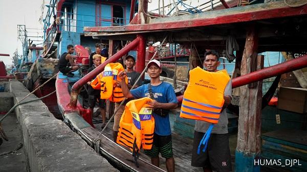 Kemenhub Gelontorkan Life Jacket ke Nelayan Dorong Budaya Keselamatan
