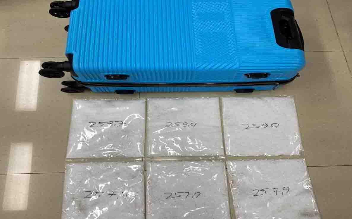 Modus Rapi, Bawa Istri dan 6 Koper: Pengungkapan 13 Kg Sabu di Bandara Pekanbaru