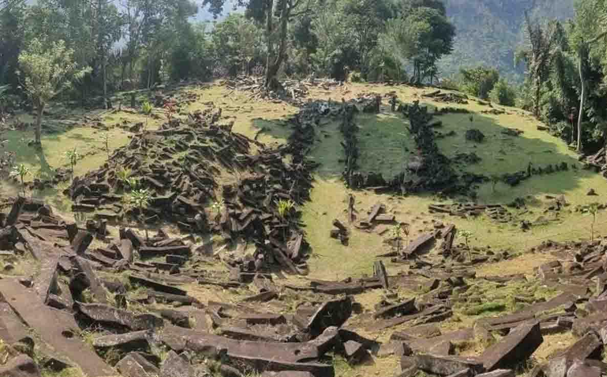 Gunung Padang Diduga Megastruktur Kuno, Tim Peneliti Temukan Pilar dan Undakan