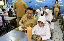 Tinjau PTM Perdana Pasca-Kabut Asap, Wawako Pekanbaru Bagikan Masker hingga Vitamin untuk Pelajar