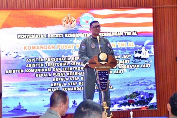 KAS Kormar Terima Brevet Kehormatan Penerbang TNI AL