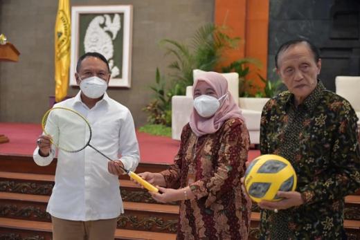 Menko Airlangga Bersama Menpora Amali Serahkan Bantuan Alat Olahraga di UWKS