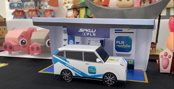 Replika Mobil Listrik dan SPKLU dari PLN Hadir di IIMS 2024