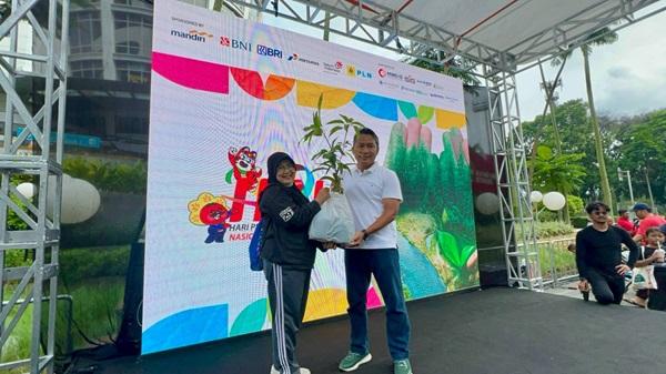 Turut Meriahkan HPN 2024 PLN Bagikan Tanaman di CFD Sudirman