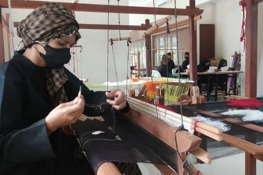 Gerakkan UMKM, Bank Nagari Jadikan Kain Tenun Lintau Buo Sebagai Seragam Pegawai