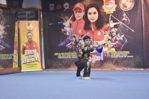 Rebut 2 Emas, Kenneth Jadi Bintang