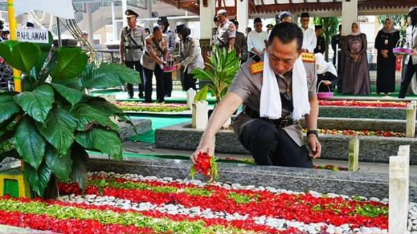 Kapolri Ziarah ke Makam Gus Dur, Tegaskan Reformasi Tak Boleh Berhenti