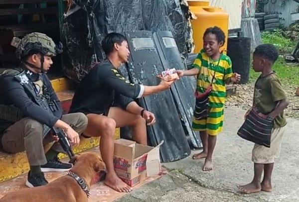 Wujud Kepedulian, Satgas Ops Damai Cartenz Ajak Anak-anak di Paniai Berbagi Keceriaan