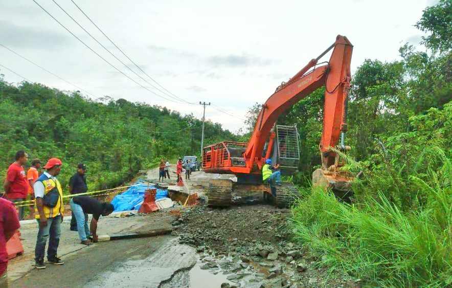 Amblas di KM 106 XIII Koto Kampar, Jalan Sumbar - Riau Diberlakukan Sistem Buka Tutup