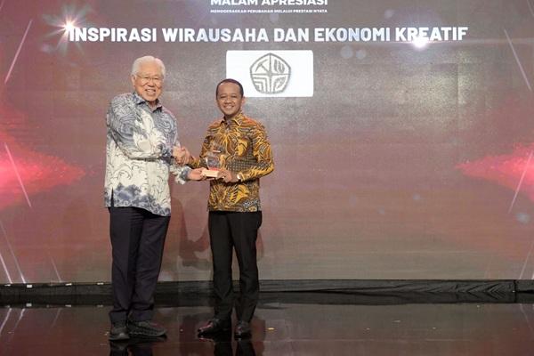 Menteri ESDM Bahlil Terima Penghargaan Inspirasi Wirausaha dan Ekonomi Kreatif