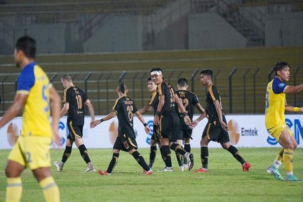 Persija Jakarta Nodai Pesta HUT Barito