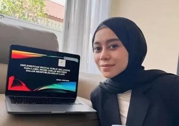 Lesti Kejora Jalani Sidang Skripsi, Menuju Gelar Sarjana