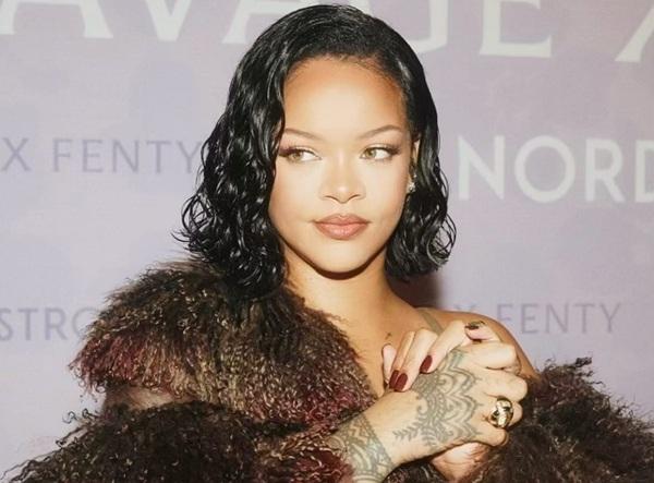 Rihanna Pamer Perut Hamil Saat Makan Malam di Restoran Favoritnya