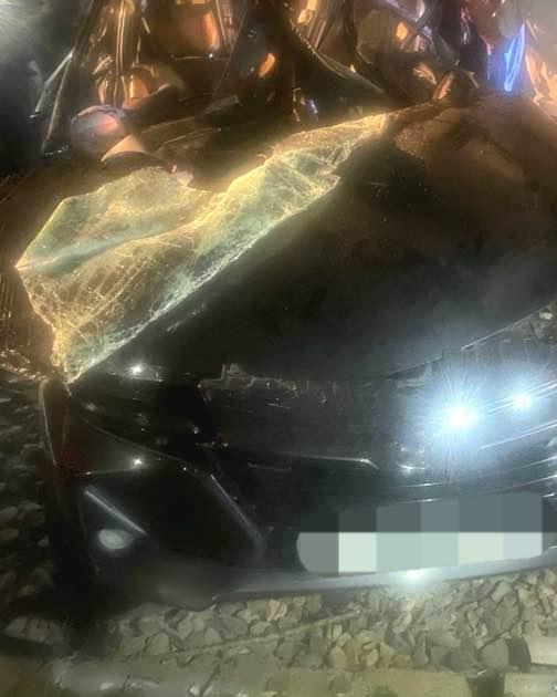Avanza Tertemper Kereta di Perlintasan Tanpa Palang, 9 Nyawa Melayang