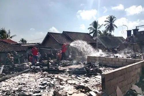 Ratusan Rumah Adat Sade Hangus Dilalap Api, Penyebab Kebakaran Masih Ditelusuri