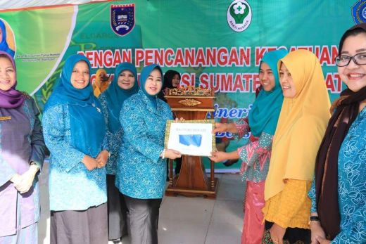 Kampung KB Talawi Bapat Bantuan Tempat Tidur dari TP-PKK Pusat