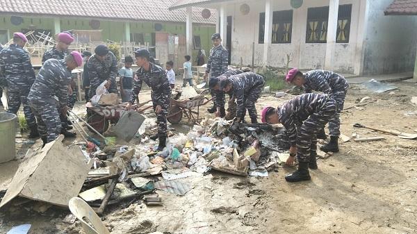 Bakti Yonif 8 Mar Pastikan Sekolah Bersih dari Sampah dan Sisa Banjir