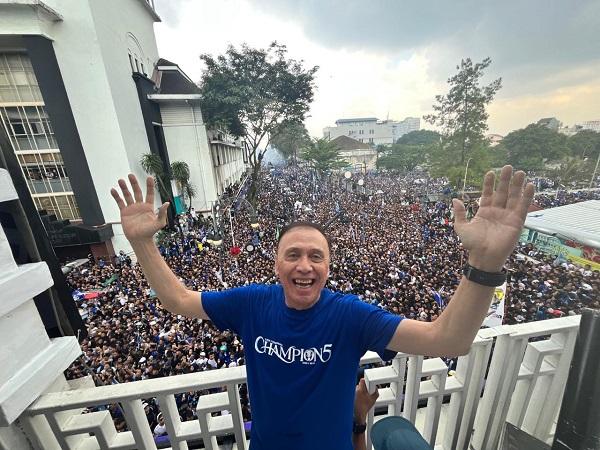 Lautan Biru Bobotoh Tumpah Ruah, Iwan Bule Sebut Level Persib Sudah di Asia
