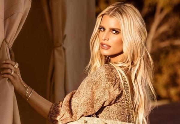 Korset Melorot Saat Siaran Langsung, Jessica Simpson Tetap Tenang