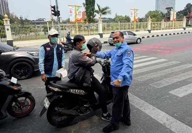 Darurat Kabut Asap Karhutla, Ribuan Masker Dibagikan Gratis di Depan Kantor Gubernur Riau