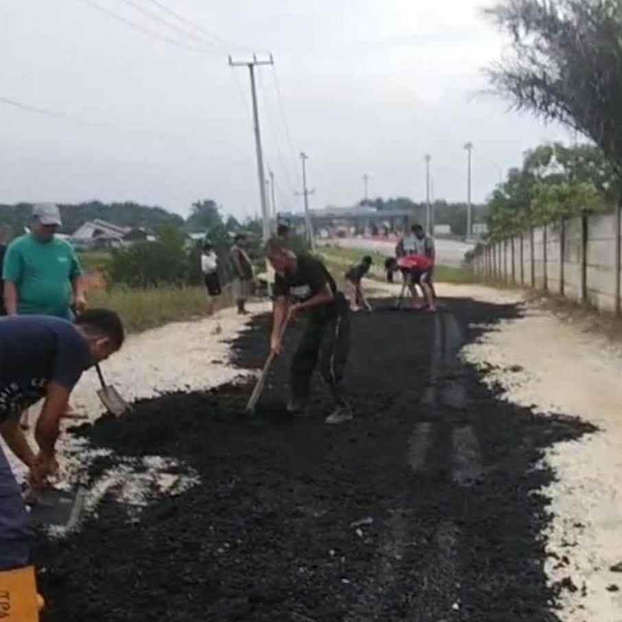 Tak Kunjung Diaspal, Warga Muara Fajar Timur Patungan Perbaiki Jalan Ikan Raya