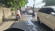 Drainase Meluap, Jalan Bangau Sakti Bina Widya Terendam Genangan Air