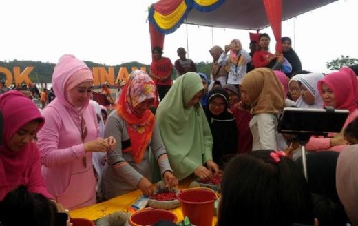 Penampilan Budaya Leluhur, Warnai Car Free Day di Pantai Carocok Painan