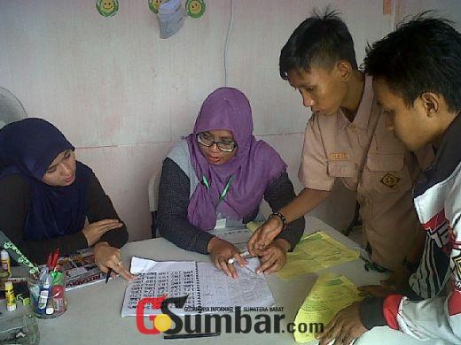 Petugas pendaftaran menerima peserta Kejurnas. Petugas pendaftaran menerima peserta Kejurnas.