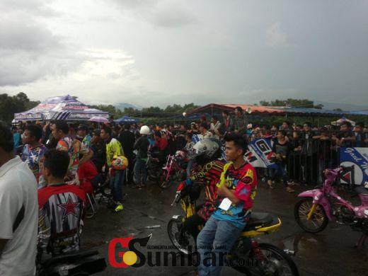 Penonton yang tak kalah hebohnya. Penonton yang tak kalah hebohnya.
