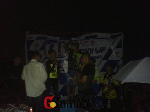 Pemberian hadiah di malam hari dengan penerangan seadanya. Pemberian hadiah di malam hari dengan penerangan seadanya.