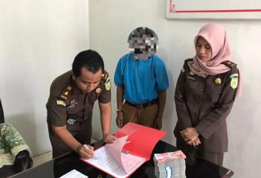 Kejari Dharmasraya Terima Titipan Uang Kerugian Negara
