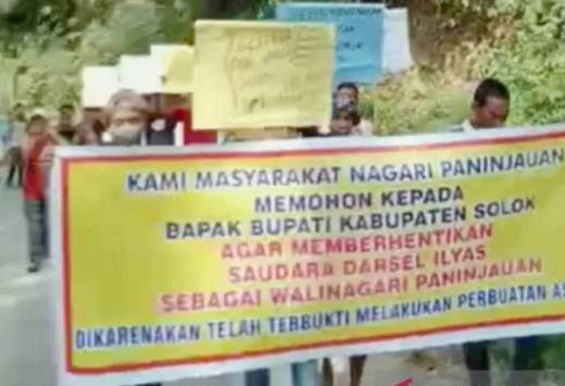 Diduga Berbuat Asusila, Oknum Wali Nagari Paninjauan Solok Didemo dan Didesak Mundur