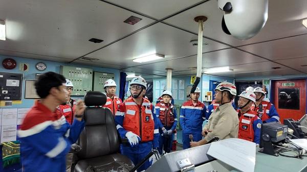Sidak Malam Hari IT Tanjung Wangi, Komut Pertamina Beri Semangat Perwira dan Pastikan Stok BBM Aman di Ujung Timur Pulau Jawa