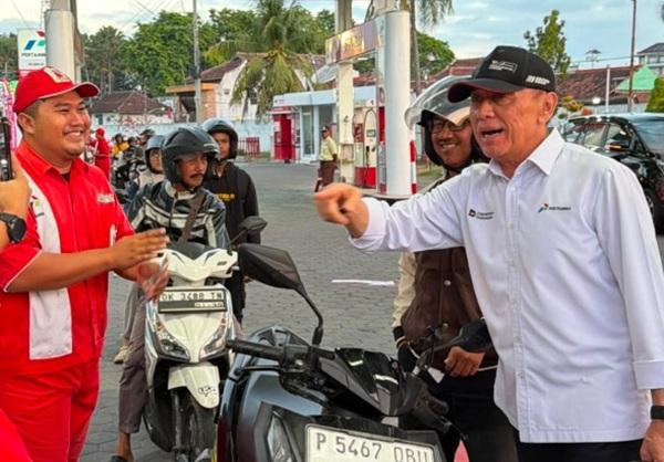 Sambangi Dua SPBU di Banyuwangi, Komut Pertamina Pastikan Pasokan Pertamax Hingga Pertalite Aman