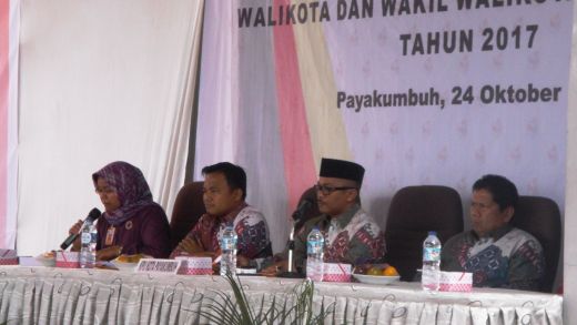 Komisioner KPU pada Rapat Pleno Terbuka penetapan pasangan calon wako wawako Payakumbuh Komisioner KPU pada Rapat Pleno Terbuka penetapan pasangan calon wako wawako Payakumbuh