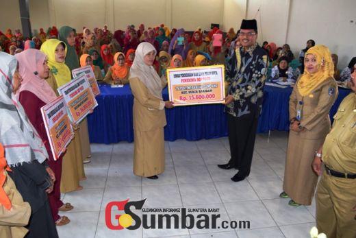 Bupati Serahkan Hibah Untuk 284 PAUD/TK/KB