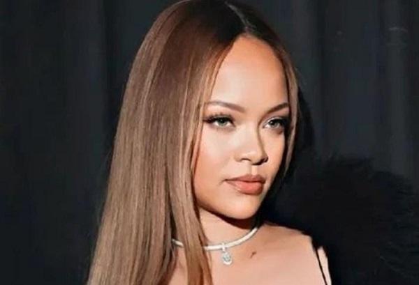 Rihanna Tampil dengan Gaya Rambut Baru di Santa Monica