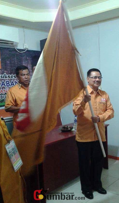 Bendera Partai Hanura Payakumbuh Berkibar di Tangan Basri Latief