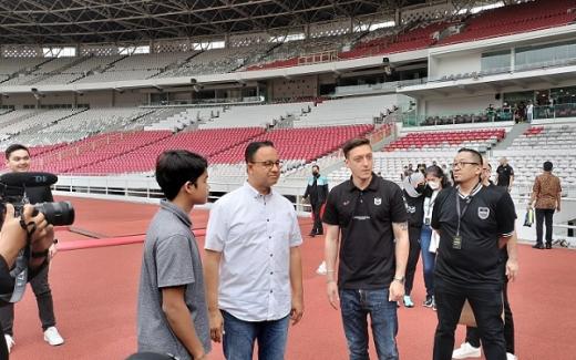 Bahas Bola dan Makanan Favorit, Mesut Oezil Temui Anies Baswedan