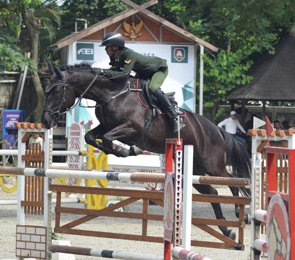 Sertu Riko Ganda Febryyanto Raih Gelar Juara Kejuaraan Berkuda Arthayasa Open 2024