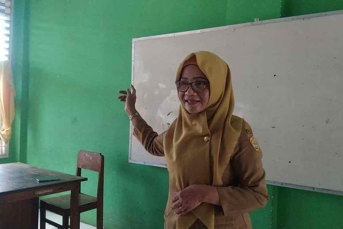 Guru ASN SMPN 2 Baubau Tetap Setia Mengajar Meski Gaji Ditahan
