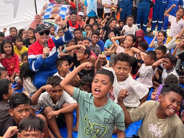 Komut Pertamina Sambangi Korban Gempa NTT di Reok, Hibur Anak-anak di Posko Peduli dan Beri Bantuan
